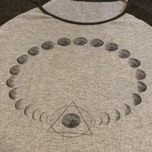Moon Cycle 1/2 Length Sleeve Top in Light Gray & Dark Gray Size M - Picture 2 of 5